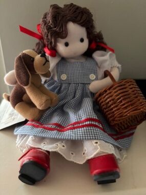 Green Tree Musical Doll Dorothy Plays Over the Rainbow and Head moves